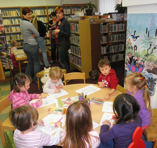 Mateřské centrum Dráčkov na návštěvě knihovny